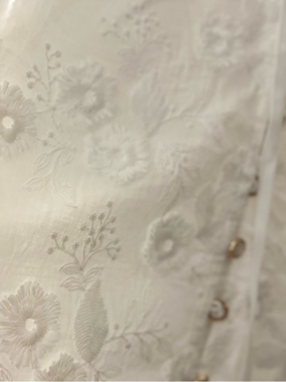 COMMENSE | White Floral Embroidered Lightweight Button-Up Top - Picture 7 of 7